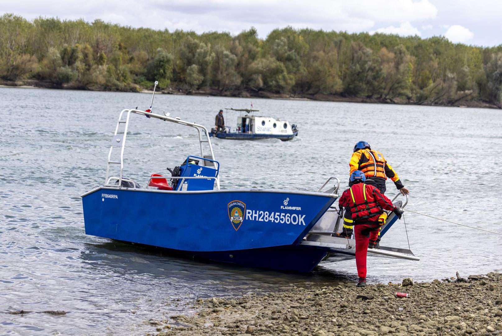 06.10.2025., Sotin - Na Dunavu kod Sotina prevrnuo se camac sa vise putnika, deset ljudi je spaseno dok je jedan smrtno stradao,a za jednim se jos traga. Sluzbe civilne zastite u suradnji s policijom pretrazuju obalu Dunava Photo: Davor Javorovic/PIXSELL