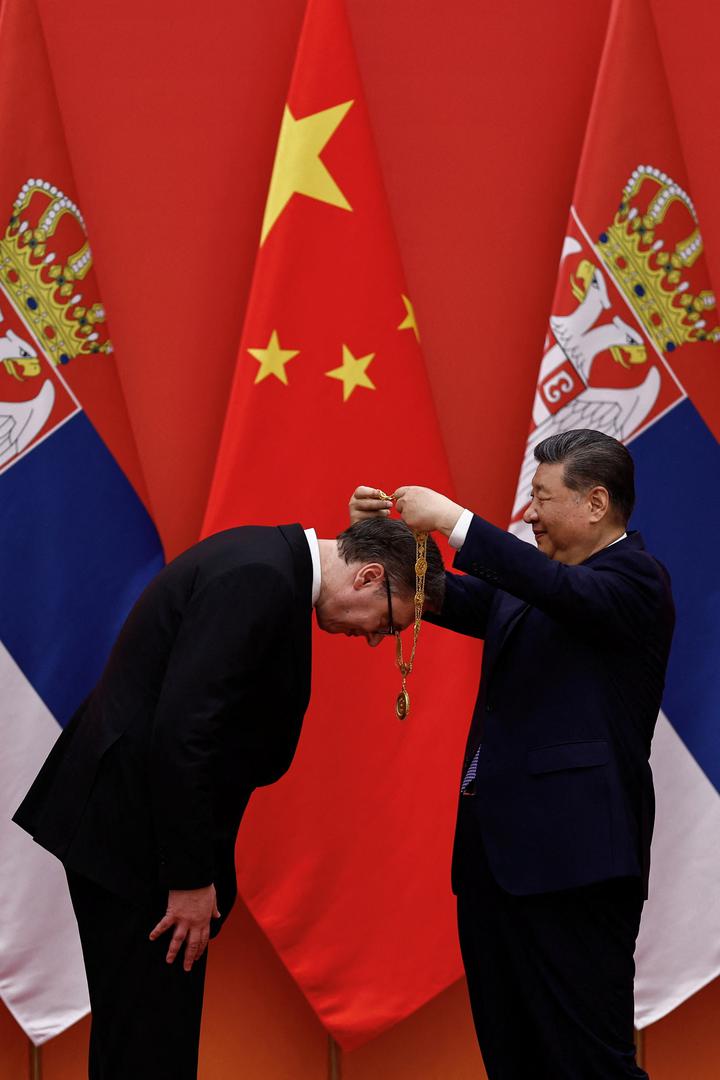 Državna izaslanstva Kine i Srbije u ponedjeljak su, u nazočnosti predsjednika dviju država, u Pekingu potpisala više od 30 sporazuma i memoranduma o suradnji u različitim područjima i infrastrukturnih projekta, javili su srbijanski i kineski mediji.