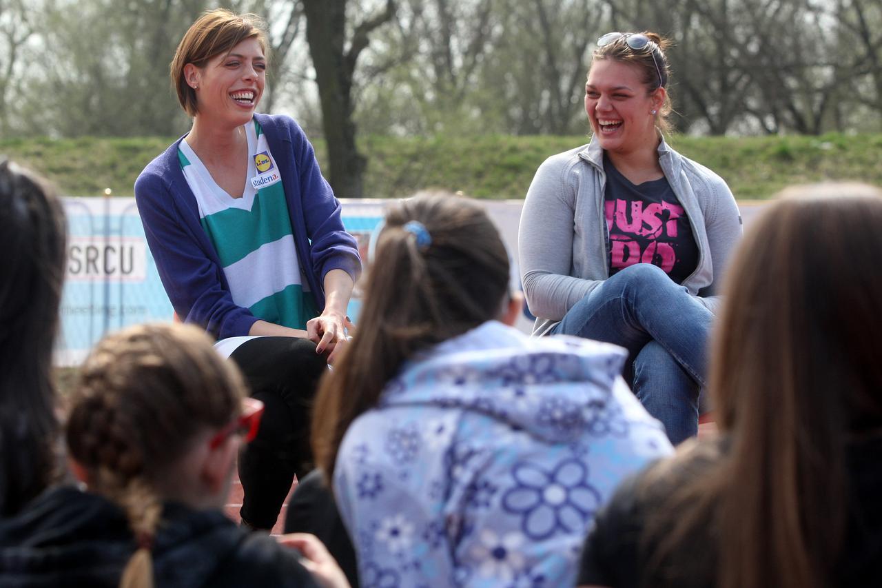 22.03.2012., Zagreb, SRC Mladost - Gradonacelnik Grada Zagreba Milan Bandic, zajedno s nasim poznatim sportasicama Blankom Vlasic i Sandrom Perkovic susreo se se s mladim atleticarima iz klubova Mladost i Agram
