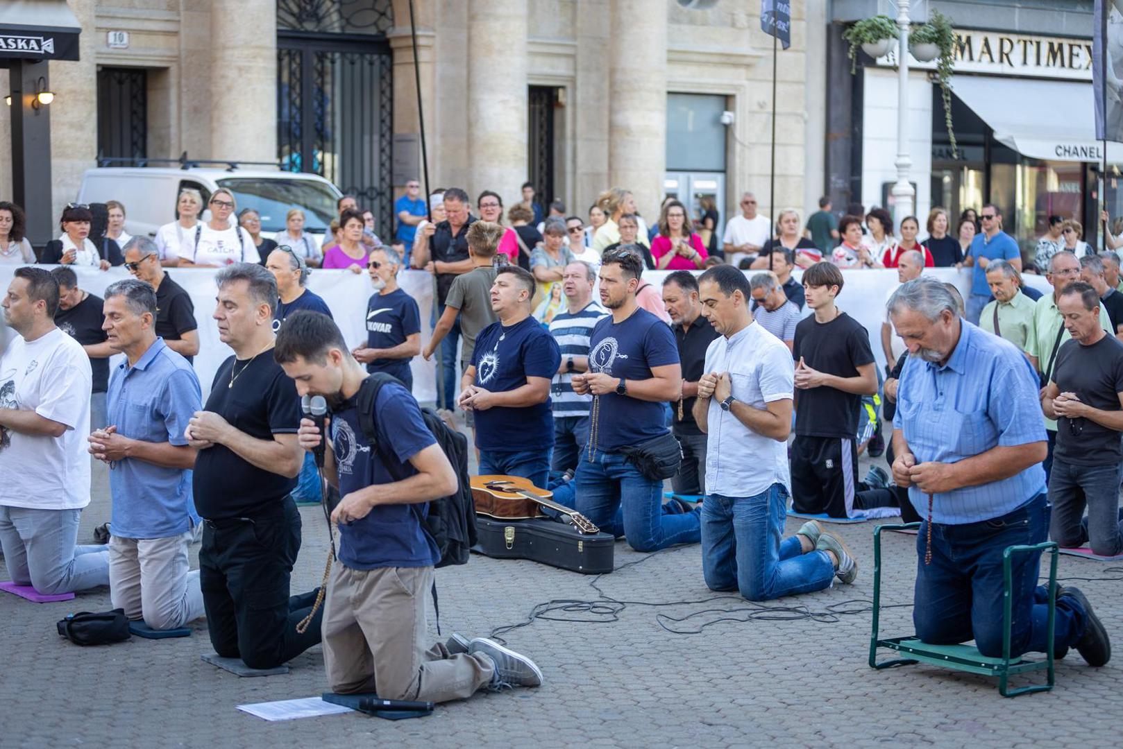 U Zagrebu se molitelji jutros ponovno okupili na Trgu bana Josipa Jelačića, gdje se istodobno održavaju i prosvjedna okupljanja protiv njihove molitve.


