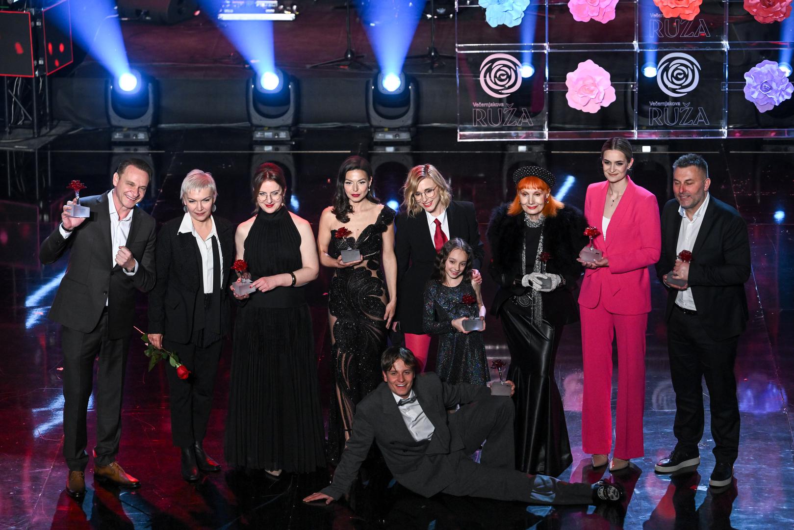U svečanoj atmosferi Hrvatskog narodnog kazališta u Zagrebu održana je 32. dodjela najstarije i najprestižnije medijske nagrade u zemlji, Večernjakove ruže. Kroz večer ispunjenu glazbom, smijehom i sretnim trenucima, voditeljski dvojac Duško Ćurlić i Doris Pinčić Guberović proveo je publiku i gledatelje kroz osam kategorija u kojima su čitatelji Večernjeg lista nagradili najbolje iz svijeta televizije, radija, glazbe i digitalnih medija u 2025. godini.