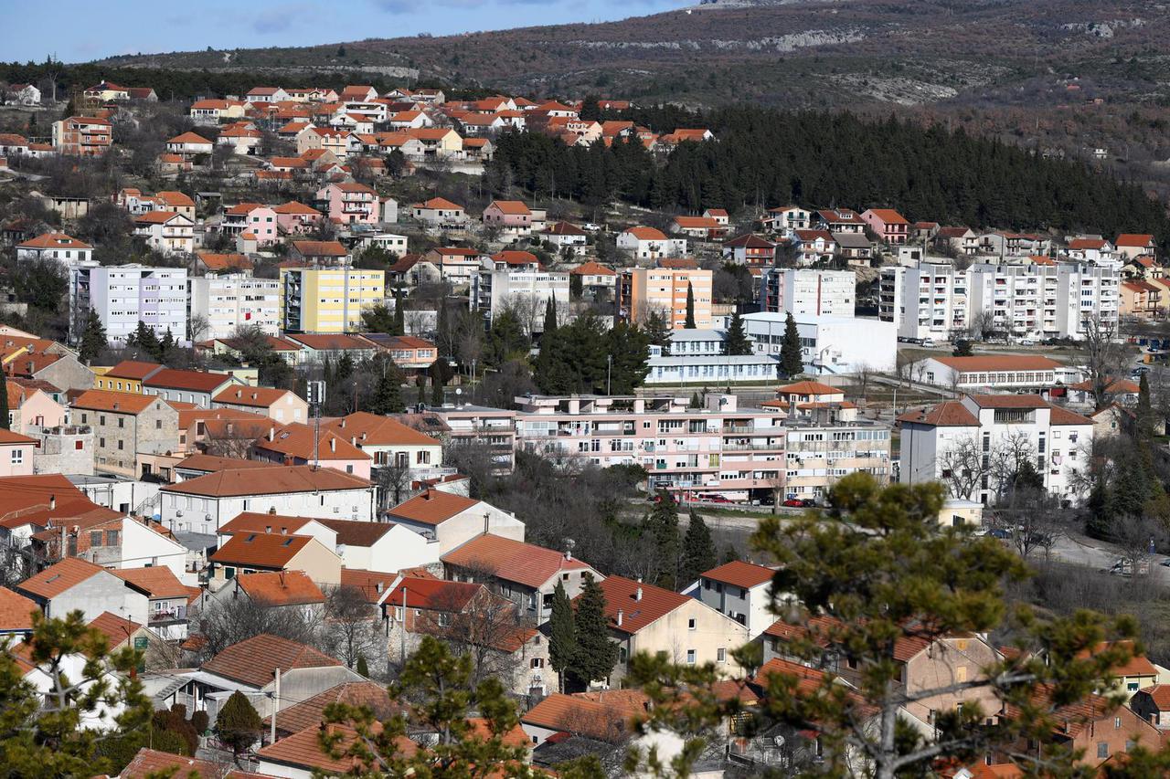 Panorama grada Drniša