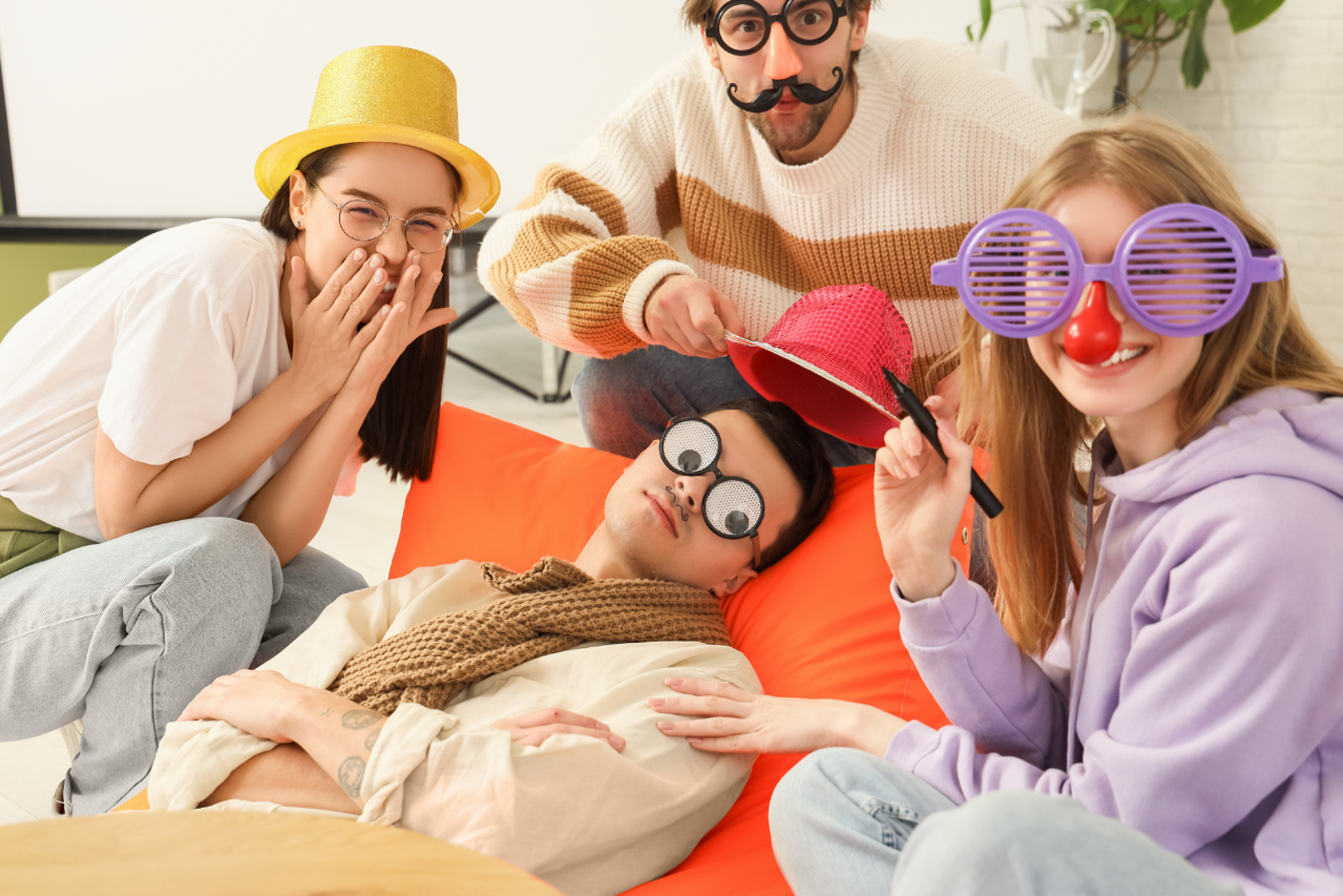 Ovan: Kao prvi znak zodijaka, Ovan ima neukrotivu dječju dušu i djeluje impulzivno, ne razmišljajući o posljedicama. Njihov entuzijazam nadjačava svaki glas opreza, pa će bez oklijevanja povjerovati u priču o nevjerojatnoj prilici ili ludom izazovu. Srećom, rijetko se ljute jer i sami vole dobar smijeh, pa su često i oni ti koji smišljaju podvale.