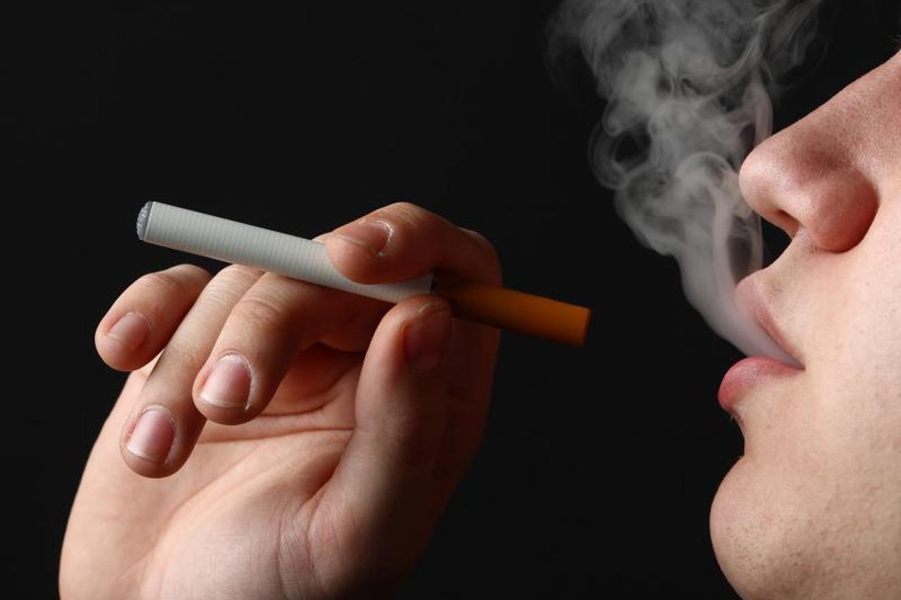 '20.01.2011., Zagreb - Pusenje E - Cigarete. Elektronska cigareta izgleda isto ili slicno kao i obicna cigareta, ali u njoj nema  sastojaka kao sto su katran, ugljicni monoksid i stotine drugih, vec s