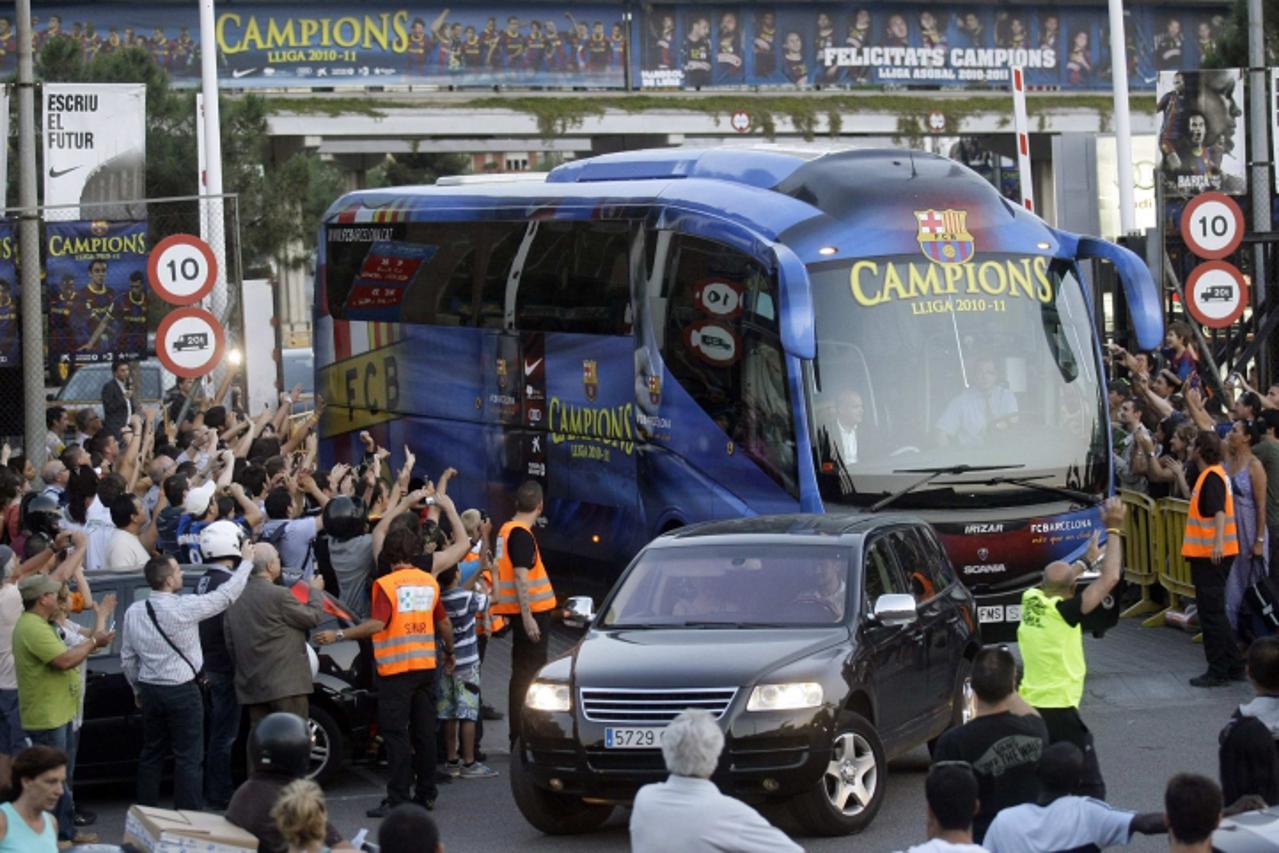 \'Barcelona\'s players leave by bus at Camp Nou stadium in Barcelona, May 24, 2011. Barcelona and Manchester United will play in the Champions League final at Wembley stadium on Saturday. REUTERS/Albe