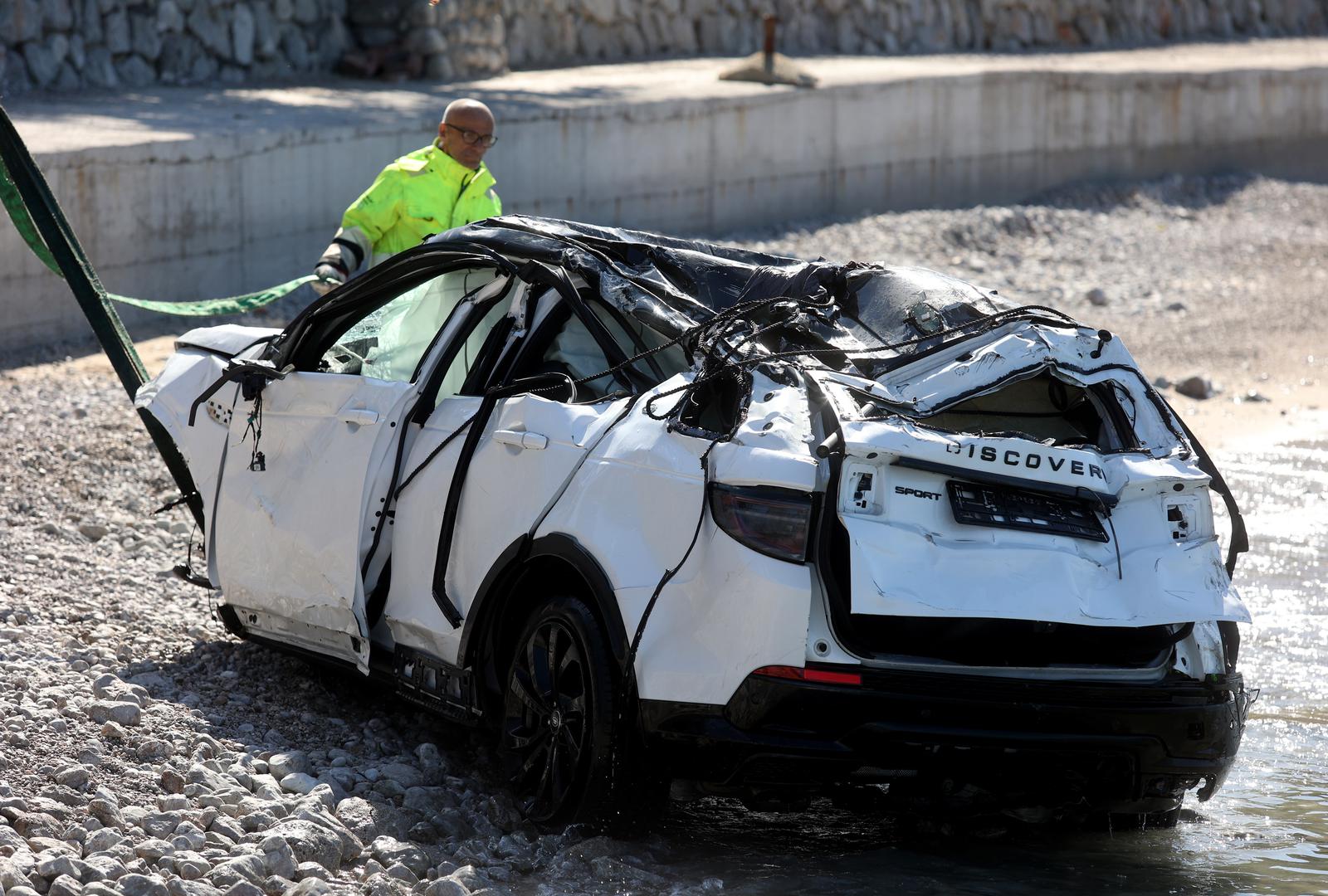 Nesreća se dogodila jučer u 16.20 sati na području Bunice, kada je vozač iz smjera Rijeke u smjeru Senja, ulaskom u blagi zavoj, iz zasad nepoznatih razloga izgubio kontrolu nad vozilom.
