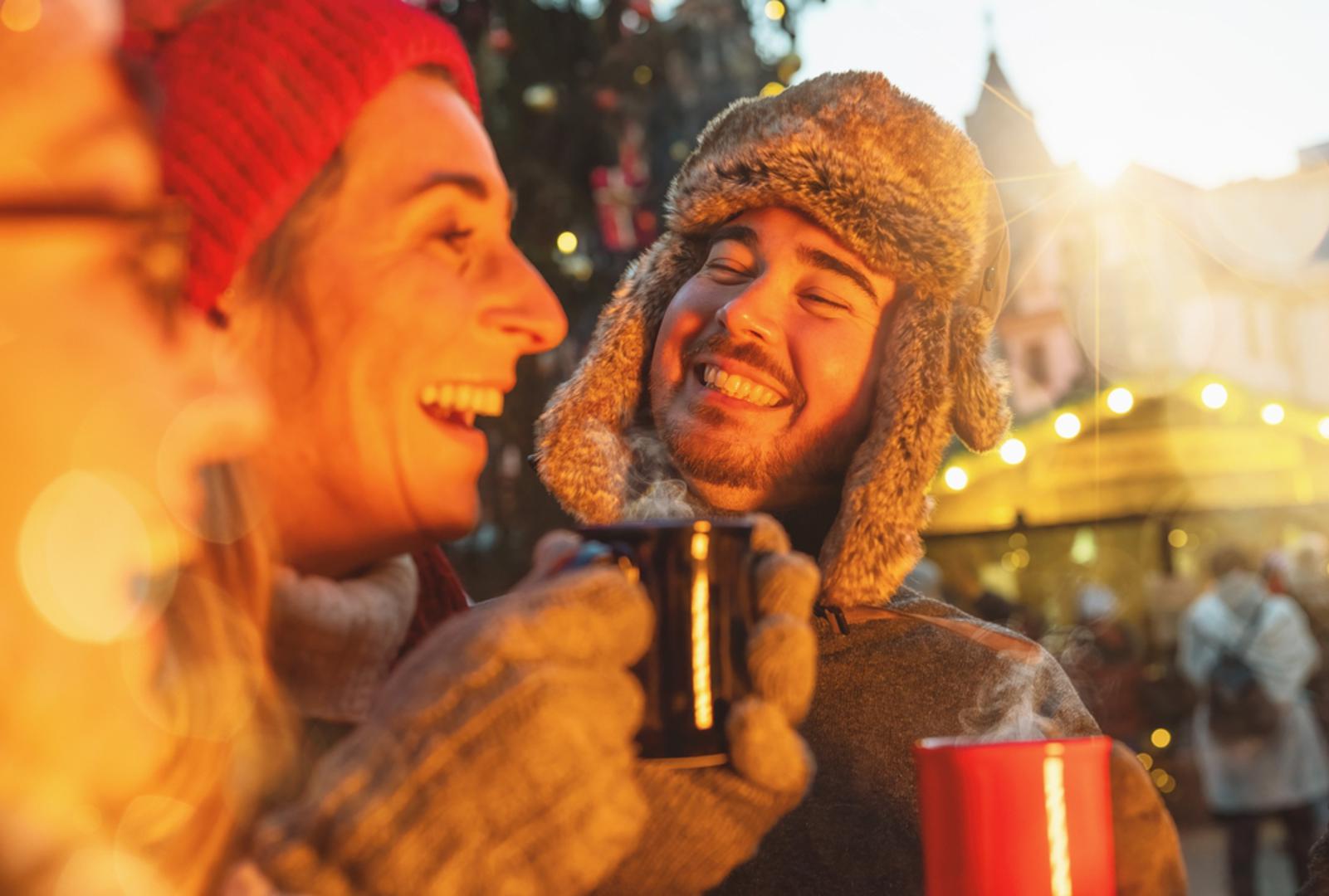 Advent bez toplih napitaka jednostavno nije potpun, pogotovo kada se večeri produže, a dah postane vidljiv u zraku. Šetnja među svjetlucavim kućicama i lampicama ljepša je uz miris cimeta, klinčića i agruma. Dobra je vijest da sve te mirise i okuse možete vrlo lako preseliti i u vlastitu kuhinju, pa 'adventsko' raspoloženje može potrajati i nakon što zatvorite ulazna vrata.
