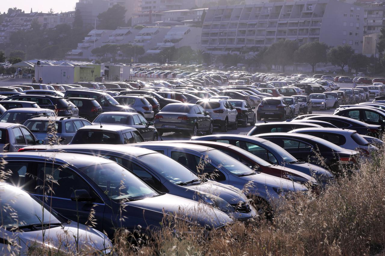 Split: Plaža na žnjanskom platou i u kasno poslijepodne puna je kupača koji traže osvježenje od vrućina