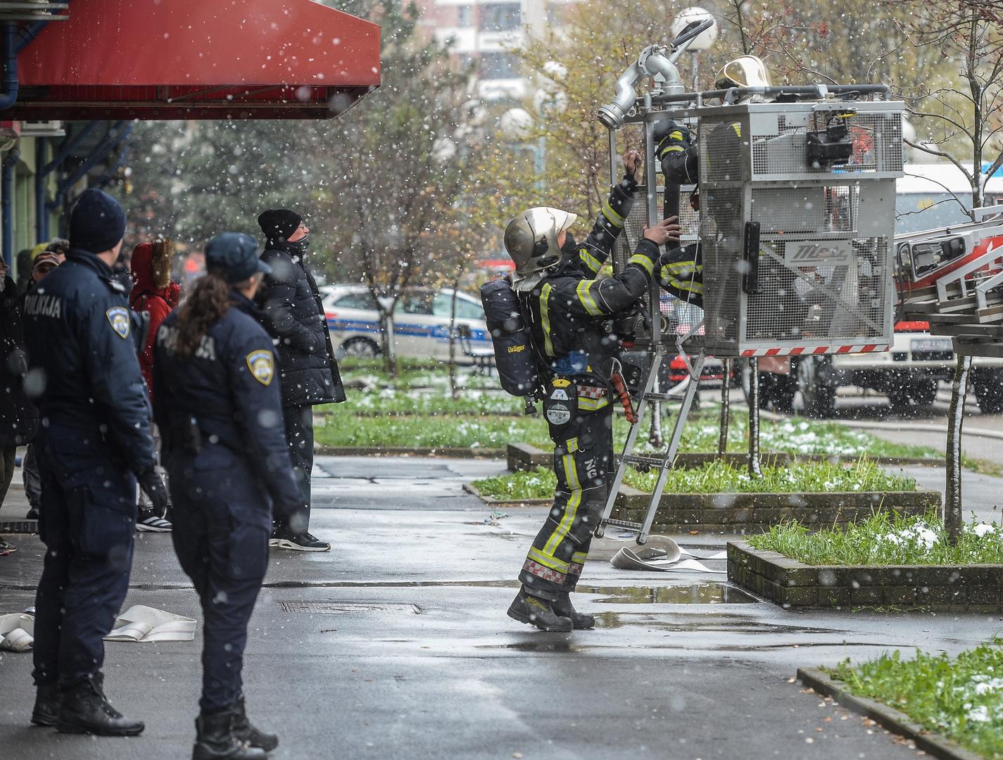 25.03.2020., Zagreb - U zagrebackom naselju Slobostina doslo je do pozara stana, vatrogasci i policija na terenu. Photo: Marko Prpic/PIXSELL