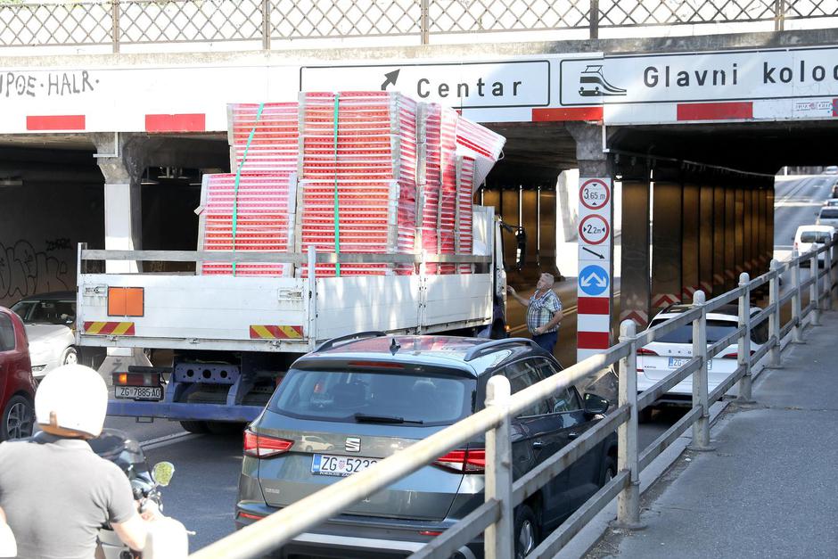 Zagreb: Kamion zapeo ispod nadvožnjaka u Miramarskoj, stradale ploče za izolaciju