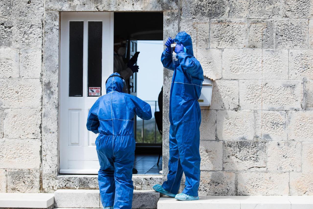 Stanovnici općine Nerežišća čekaju u redu na testiranje na COVID-19