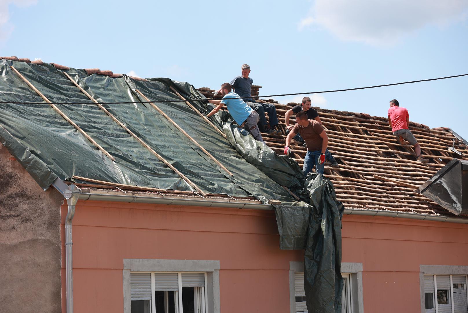 Službe HEP-a neumorno rade na ponovnom priključenju kuća na električnu mrežu, spajajući kuću po kuću kako bi se omogućilo korištenje isušivača.