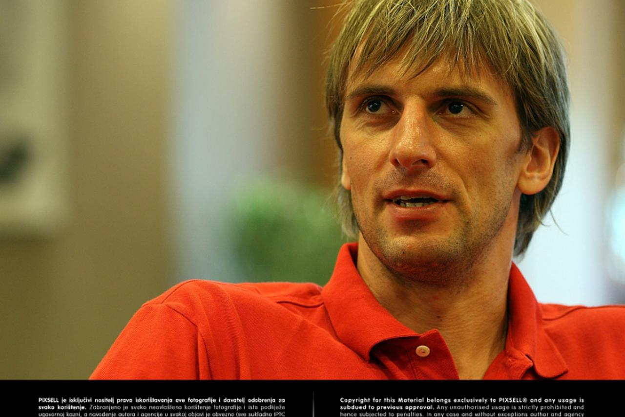 '20.7.2008., Atena - Sandro Nicevic razgovara s novinarima prilikom kvalifikacijskih utakmica za Olimpijske igre. Photo: Jurica Galoic/24sata'