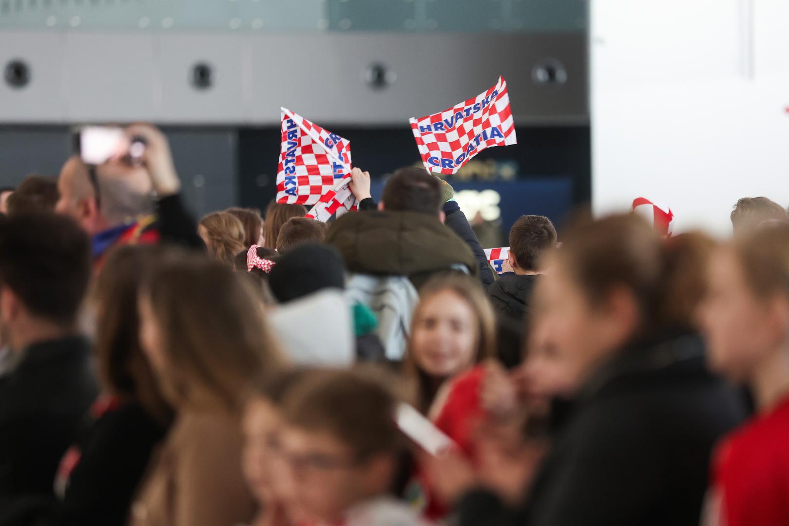 Trg bana Jelačića u Zagrebu prepun je već satima, atmosfera je na usijanju iako rukometaši još nisu ni sletjeli