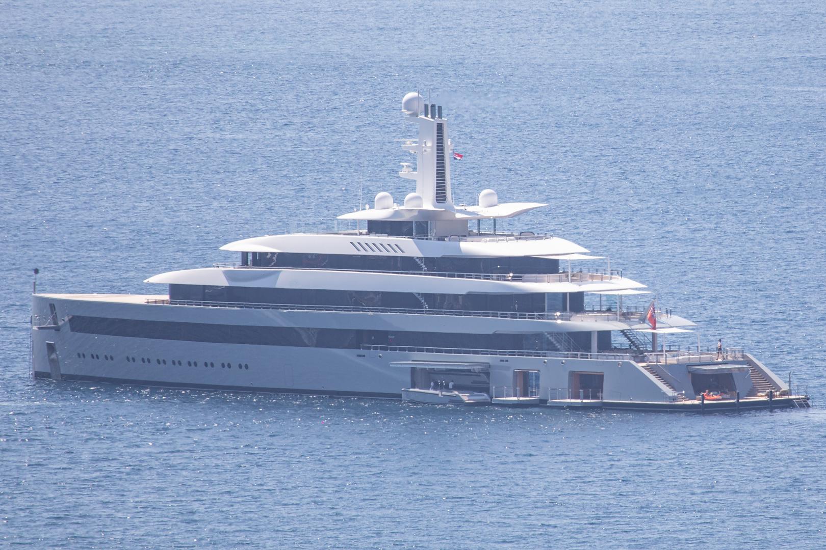 Moonrise je najveća jahta koju je nizozemska brodograditeljska kuća Feadship ikada izgradila u svom brodogradilištu u Makkumu. Jahta je Koumu isporučena 2020. godine po cijeni od 220 milijuna američkih dolara. Luksuzni interijer djelo je renomirane dizajnerske kuće Remi Tessier, dok je vanjski izgled dizajnirao tim De Voogta.