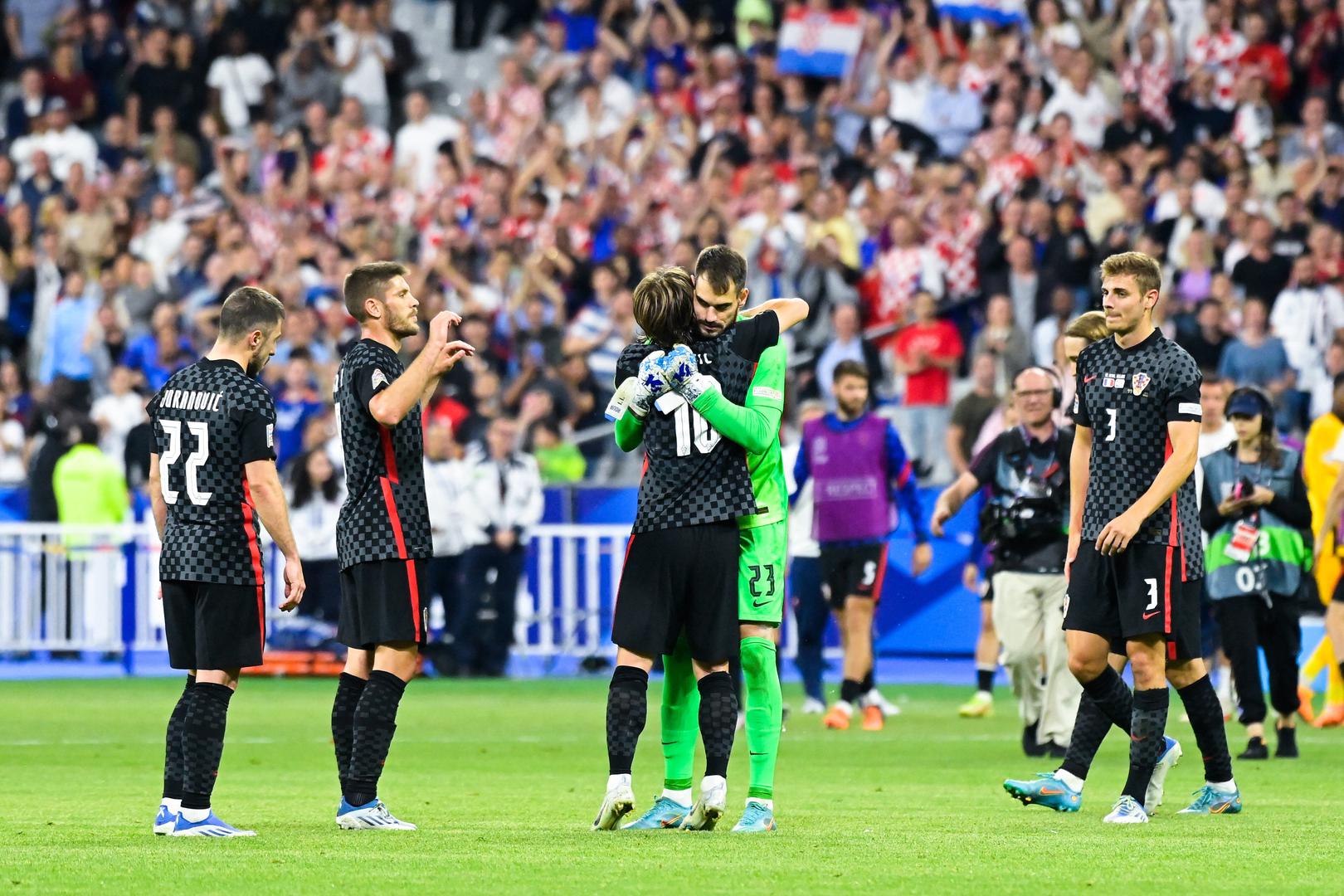 Hrvatska nije mogla poželjeti bolje otvaranje na Stade de Franceu. Već u petoj minuti svjetski doprvak je poveo protiv svjetskog prvaka golom Luke Modrića iz jedanaesterca. Ibrahima Konate je nakon ubačaja iz kornera u svome petercu  srušio Antu Budimira, a izraelski sudac Orel Grinfeld pokazao na bijelu točku. Situaciju je provjeravao VAR, ali nije bilo promjene odluke.