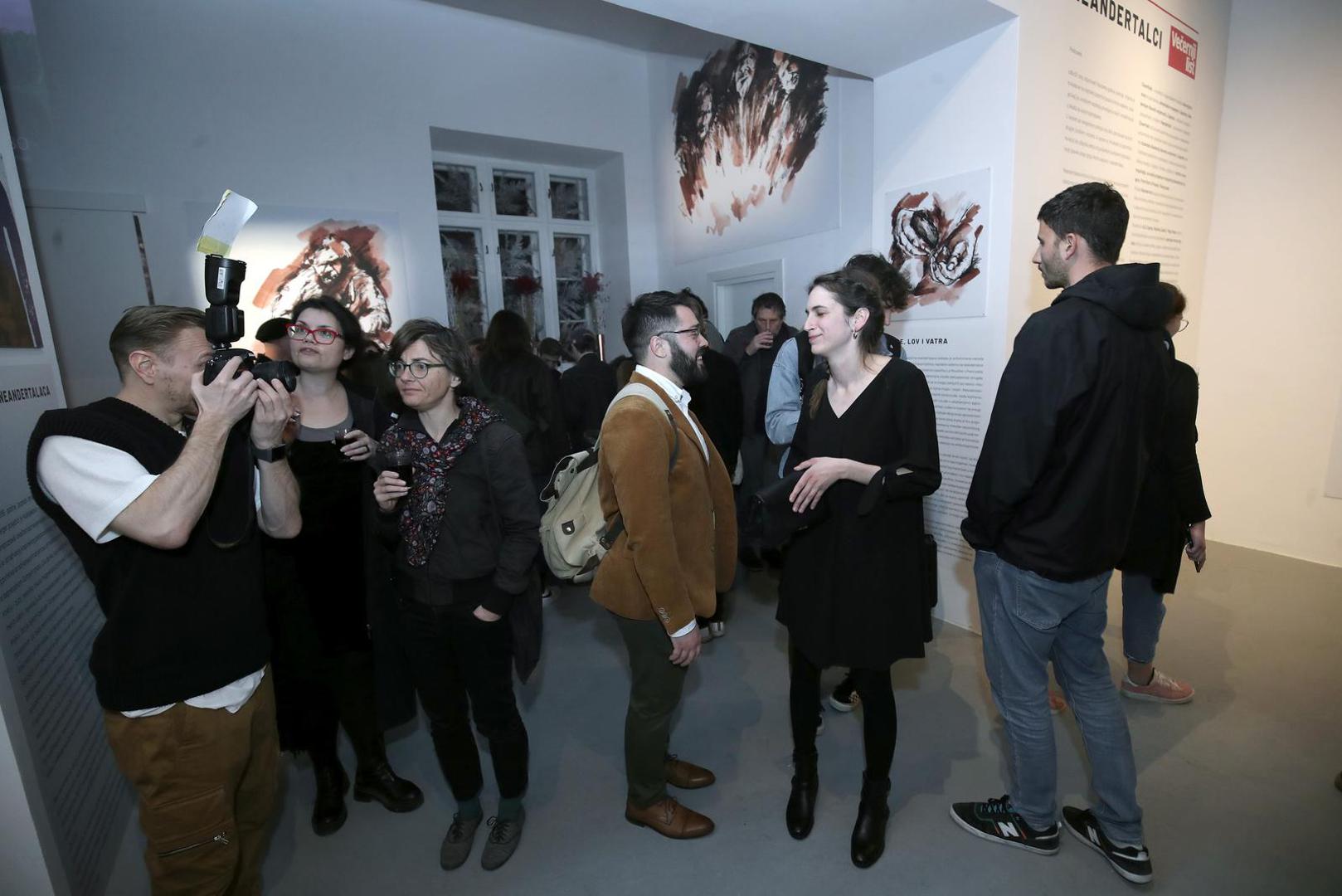 14.04.2022., Zagreb - Pod Zidom 12, galerija Cloverfeild. Otvaranje izlozbe Neandretalci. Zamjenik glavnog urednika Vecernjeg lista Mislav Simatovic zavrsnim je govorom sluzbeno proglasio izlozbu otvorenom.  Photo: Sanjin Strukic/PIXSELL