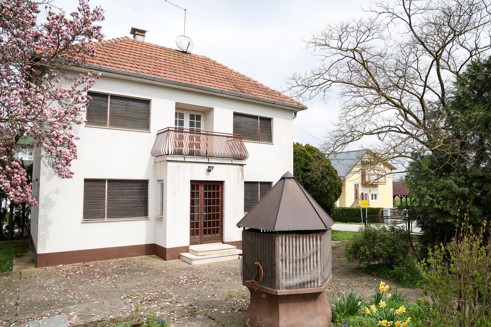 Prema podacima iz katastra, kuća pripada Anti Todoriću, ocu Ivice Todorića, bivšeg čelnika Agrokora, pišu 24 sata.