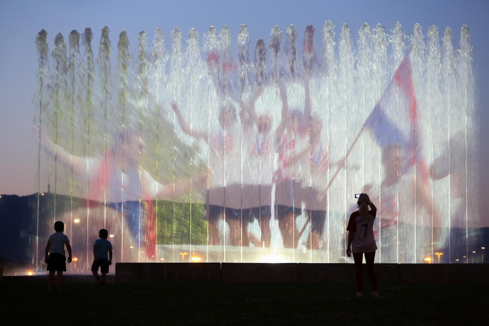 Povodom obljetnice vatrenih ispred fontana je bilo organizirano gledanje hrvatske nogometne reprezentacije i dočeka vatrenih