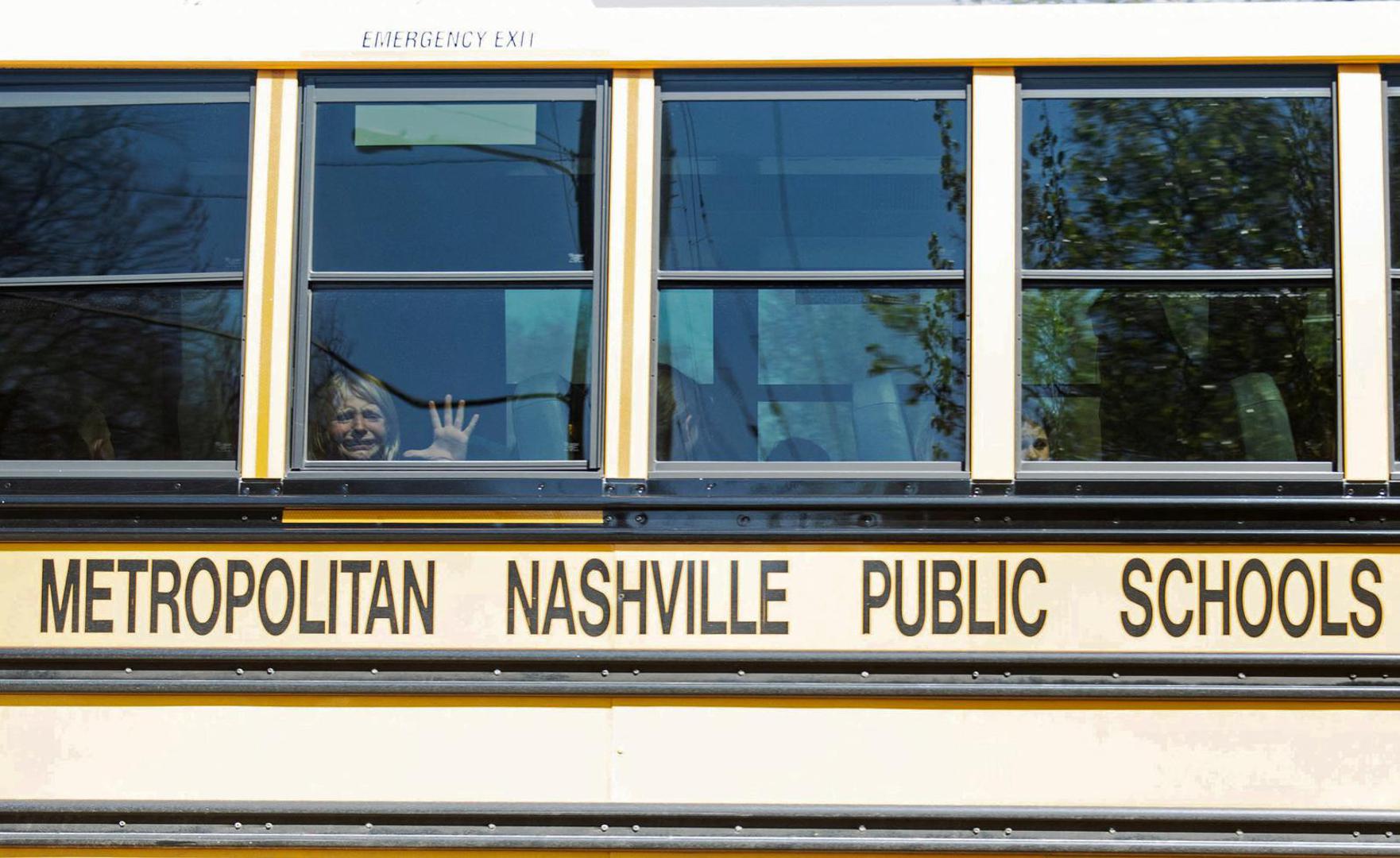 A child weeps while on the bus leaving The Covenant School, following a mass shooting at the school in Nashville, Tennessee, U.S. March 27, 2023.  Nicole Hester/USA Today Network via REUTERS.  NO RESALES. NO ARCHIVES. MANDATORY CREDIT Photo: NICOLE HESTER/USA TODAY NETWORK/REUTERS