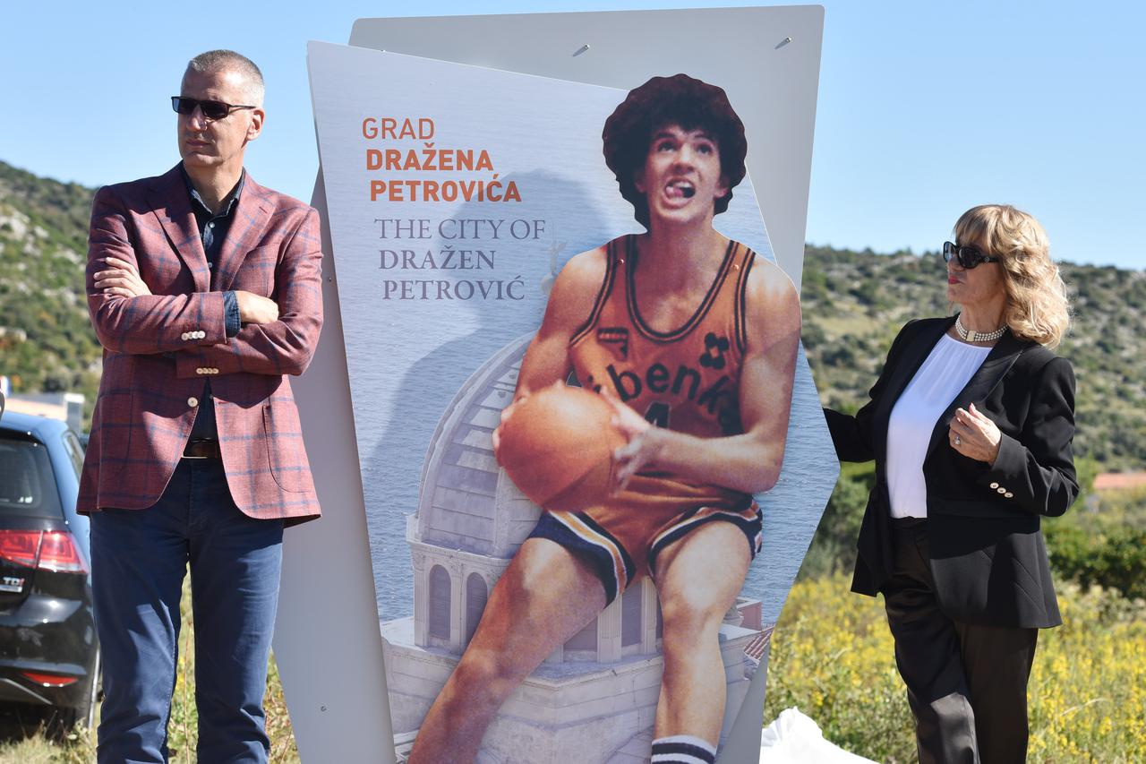 Šibenik: Na ulazu u grad postavljena tabla s natpisom Šibenik - Grad Dražena Petrovi?a