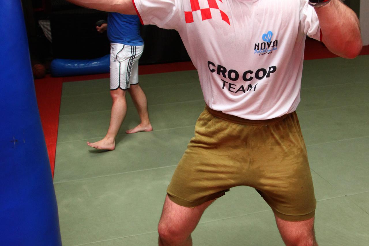 15.07.2010.Zagreb, Hrvatska -  Borcec, Teskovec 15,kuca Mirka Filipovica.Niksa Gvardiol, novinar 24 sata usudio se uci u ring s Mirkom Filipovicem i odradit jedan mali dio treninga s njim.Photo: Marko Prpic/PIXSELL