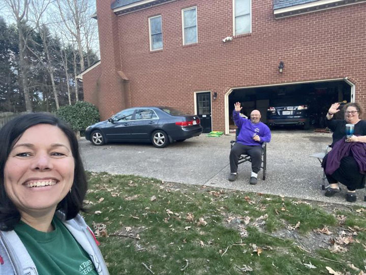 "Ovako izgledaju dobrosusjedski odnosi za vrijeme koronavirusa. Hladno pivo, razgovor i udaljenost", napisala je na svojem Twitter profilu.