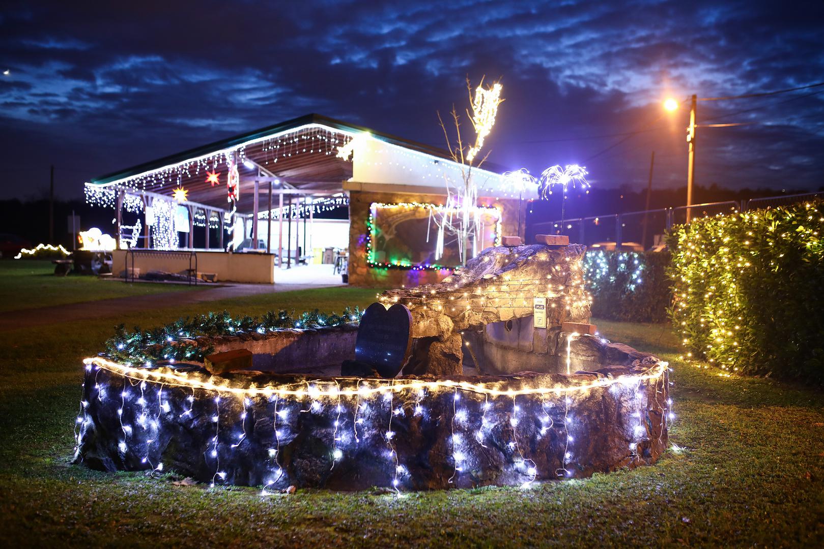 Tisuće lampica raskošno osvjetljavaju jezero i staru lokomotivu koja je nekoć prolazila kroz naselja Granešina, Novaki i Miroševec