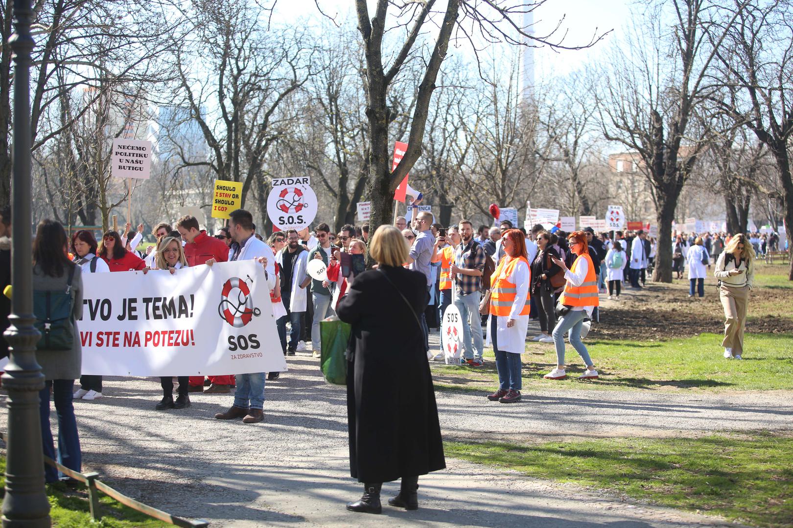 18.03.2023., Zagreb - Pod sloganom "SOS za zdravstvo", pet krovnih lijecnickih udruga organiziralo je veliki prosvjed na Trgu sv. Marka kojim su iskazali nezadovoljstvo svojim statusom, placama, ali i cjelokupnim stanjem u zdravstvenom sustavu.  Photo: Lovro Domitrovic/PIXSELL
