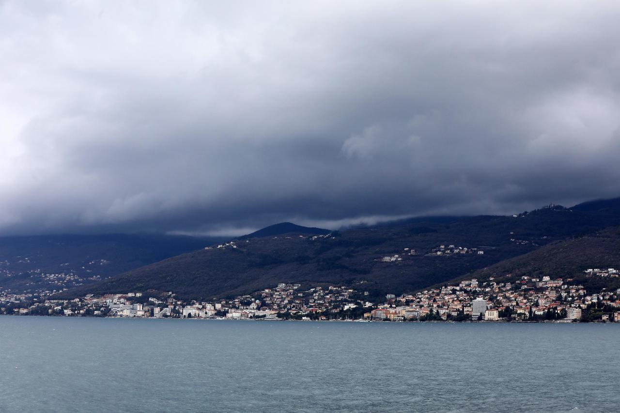 Rijeka: Panorama Opatije i Učka pokrivena crnim kišnim oblacima