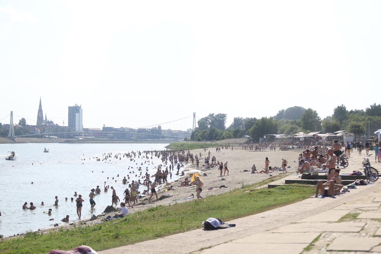 Osijek: Velika temperature je natjerala građane da potraže rashlađenje na Dravi
