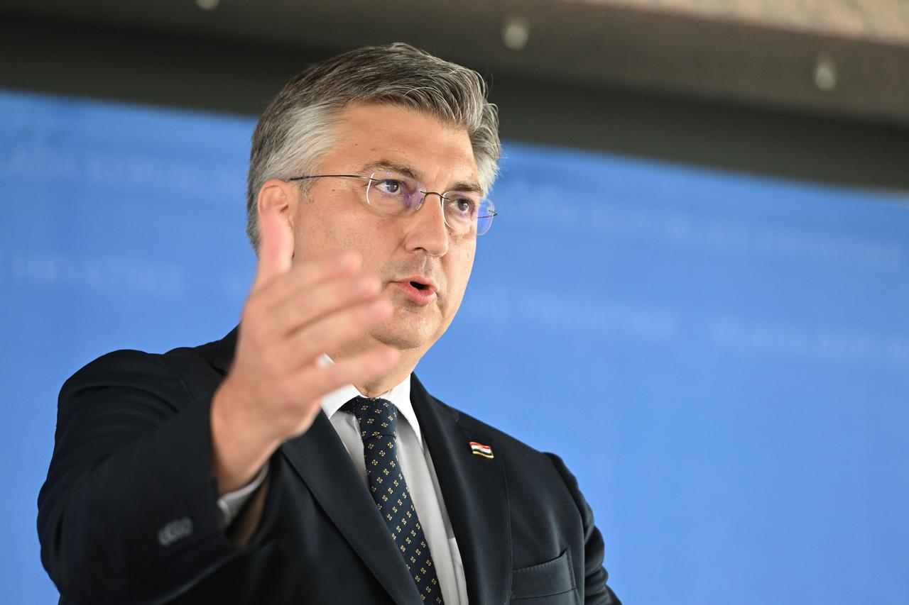 Zagreb: Andrej Plenković obratio se medijima nakon predstavljanja javnog poziva za unapređenje škola