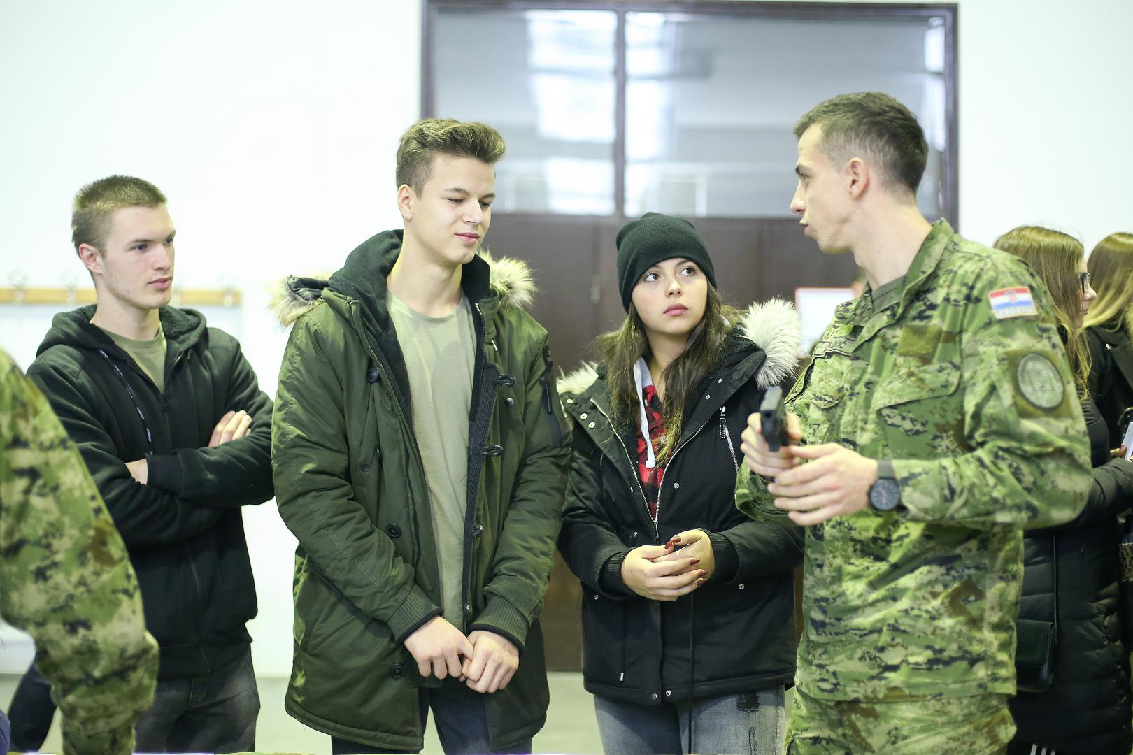 Također su razgledali objekte Kampusa, sportsku dvoranu, kadetski klub i prostorije namijenjene boravku kadeta.