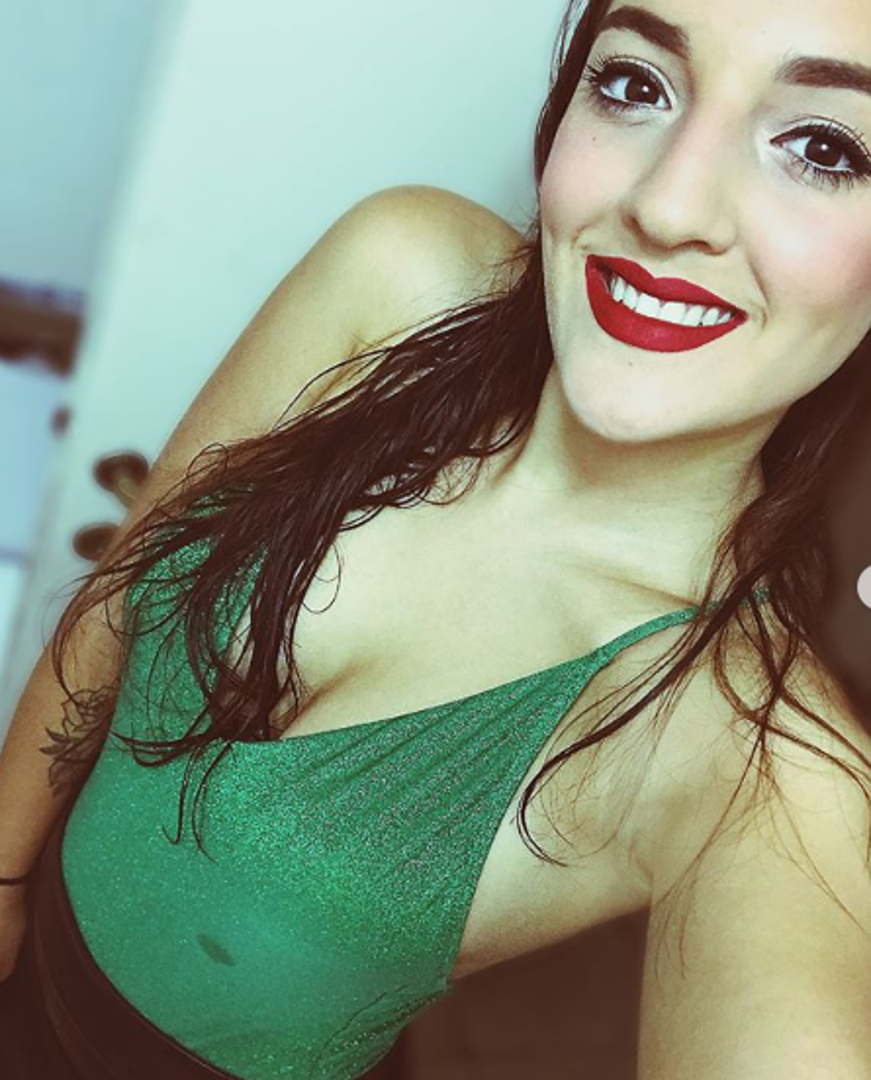 Ističe posebno svoju stražnjicu, ali odaje dojam i normalne mlade osobe koja se zabavlja s prijateljima. 

