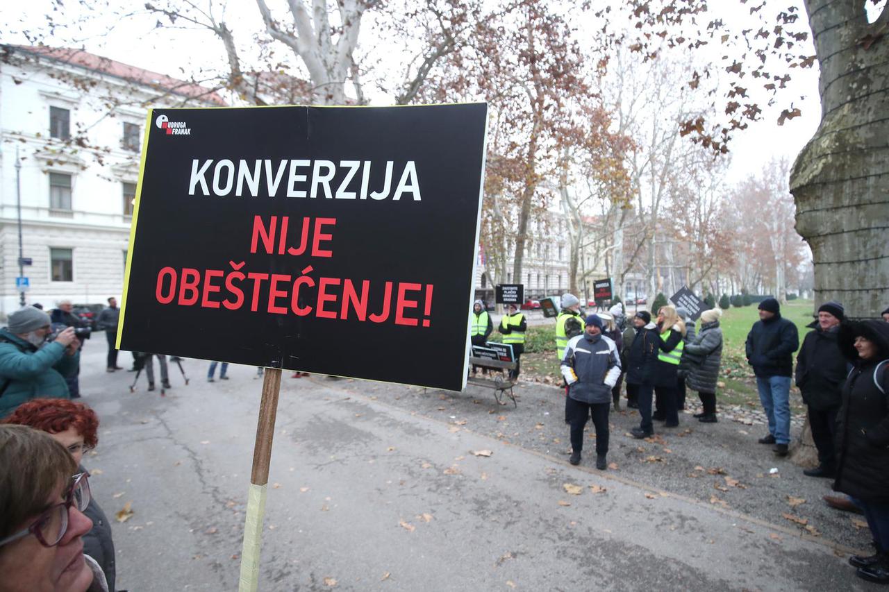 Članovi Udruge Franak okupili se na Zrinjevcu uoči nastavka Sedme sjednice Građanskog odjela Vrhovnog suda Republike Hrvatske 