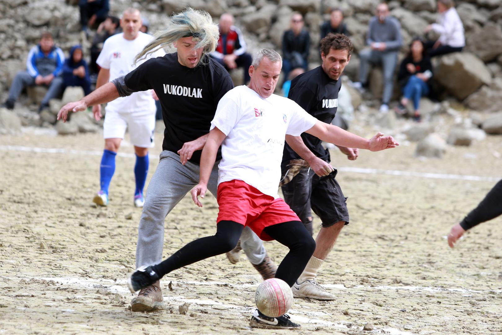 Prvu utakmicu ove dvije momčadi odigrale su još 1943. godine. Jezero je otad presušilo jedanaest puta, no Vukodlaci i Vilenjaci nisu se ogledali baš svakom prilikom.