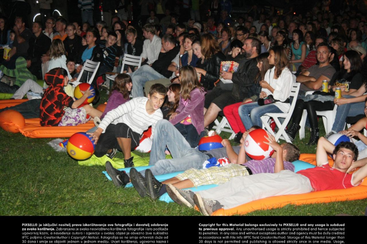 '31.07.2011. Karlovac - Zadnja, treca vecer kinoprojekcija Rijecnog kina na Foginovom kupalistu uz film \'Caca\' redatelja Dalibora Matanica okupila je oko tisucu Karlovcana koji su pod vedrim nebom u