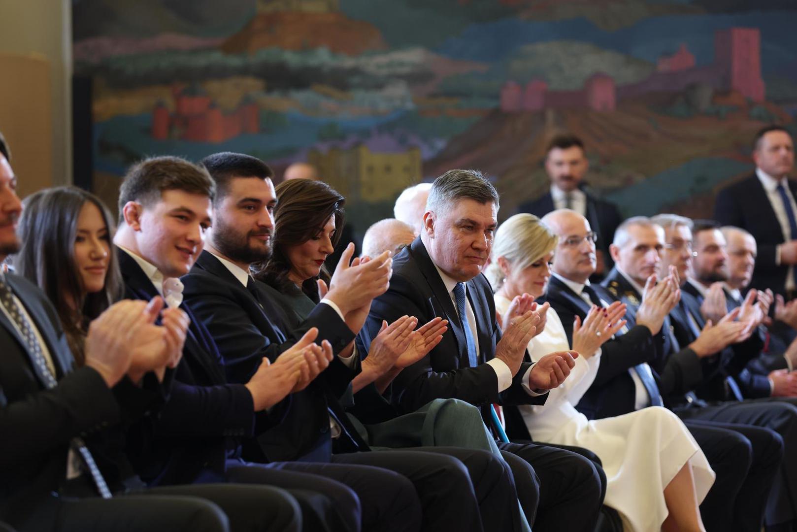 Prije točno godinu dana, 18. veljače 2025., predsjednik Zoran Milanović prisegnuo je na svoj drugi mandat na Pantovčaku, na komornoj, ali simboličnoj ceremoniji s oko 115 uzvanika. 