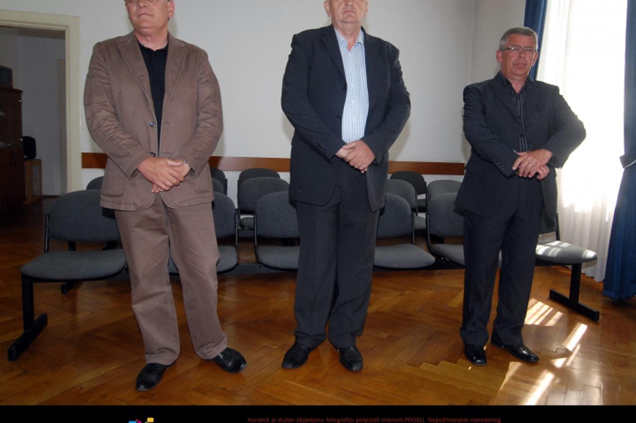 '28.05.2012., Bjelovar, Zupanijski sud - Slucaj tvrtki Jata i Drvogradjenje. Na Zupanijskom sudu pocelo sudjenje bivsem vlasniku spomenutih tvrtki, drugookrivljenom Andjelku Tosu (L), te direktorima, 