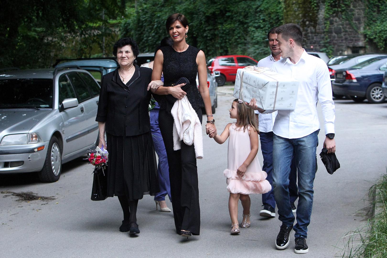 Nakon prekida, Anica - koja je 1995. postala Miss Hrvatske i prva pratilja na izboru za Miss svijeta - započela je vezu s Ivanom Lovrićem, osobnim tjelohraniteljem Franje Tuđmana. U međuvremenu, Robert se oženio drugom ženom. Pet godina kasnije, vidjevši Anicu na televiziji, ponovno je stupio u kontakt s njom, uz pomoć Zdravka i Zorana Mamića, i od tada su nerazdvojni.