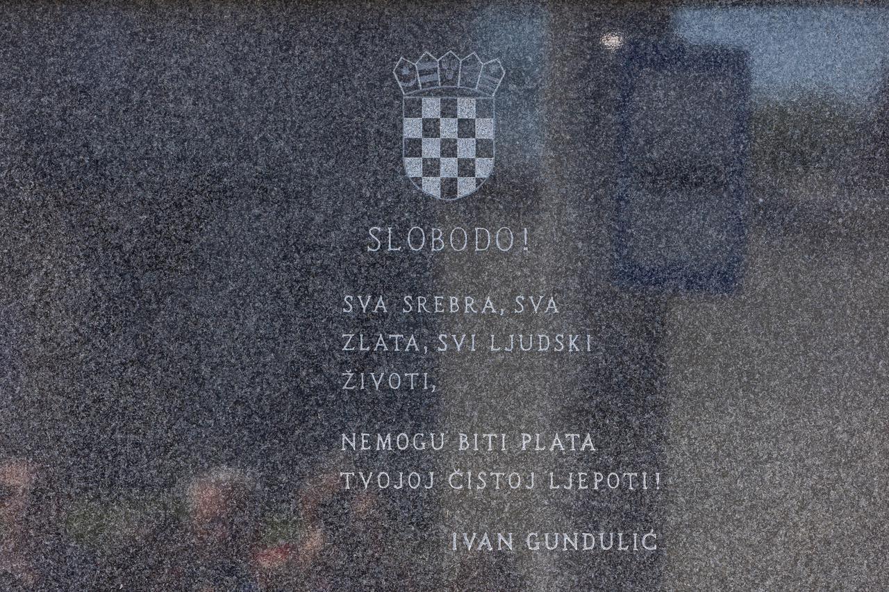 Dalj: Svečano podizanje barjak u znak sjećanja na banitelje i civile zatočene u Dalju