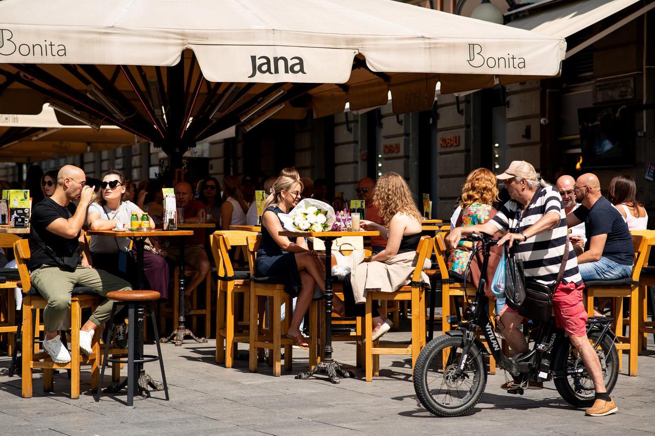 Zagreb: Građani u šetnji centrom grada