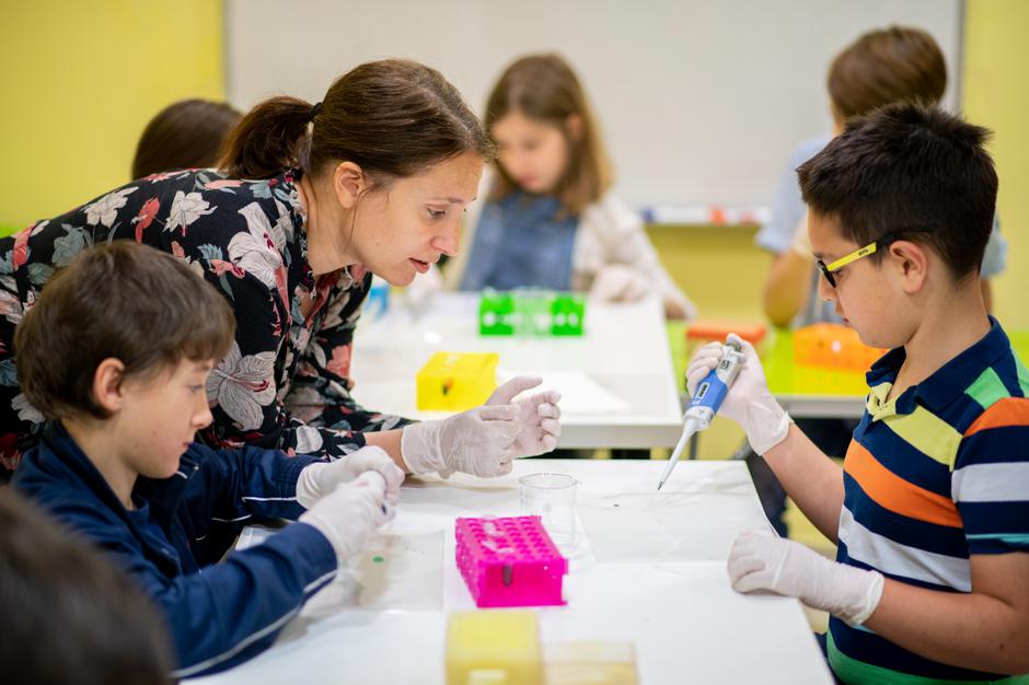 Osnovnoškolci uče o prijenosu koronavirusa