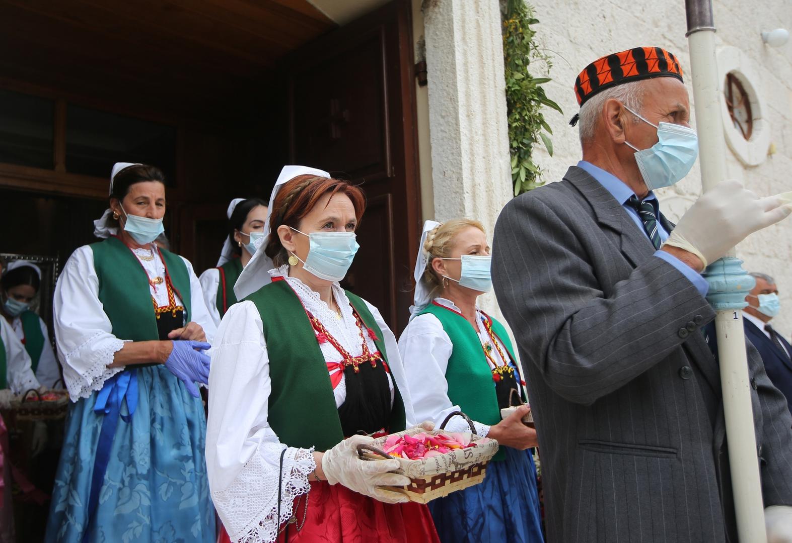Tradicionalni blagdan Gospe od Loretta Primoštenci i njihovi gosti proslavili su svečanom procesijom i koncelebriranim misnim slavljem koje je predvodio don Roko Glasnović. 
