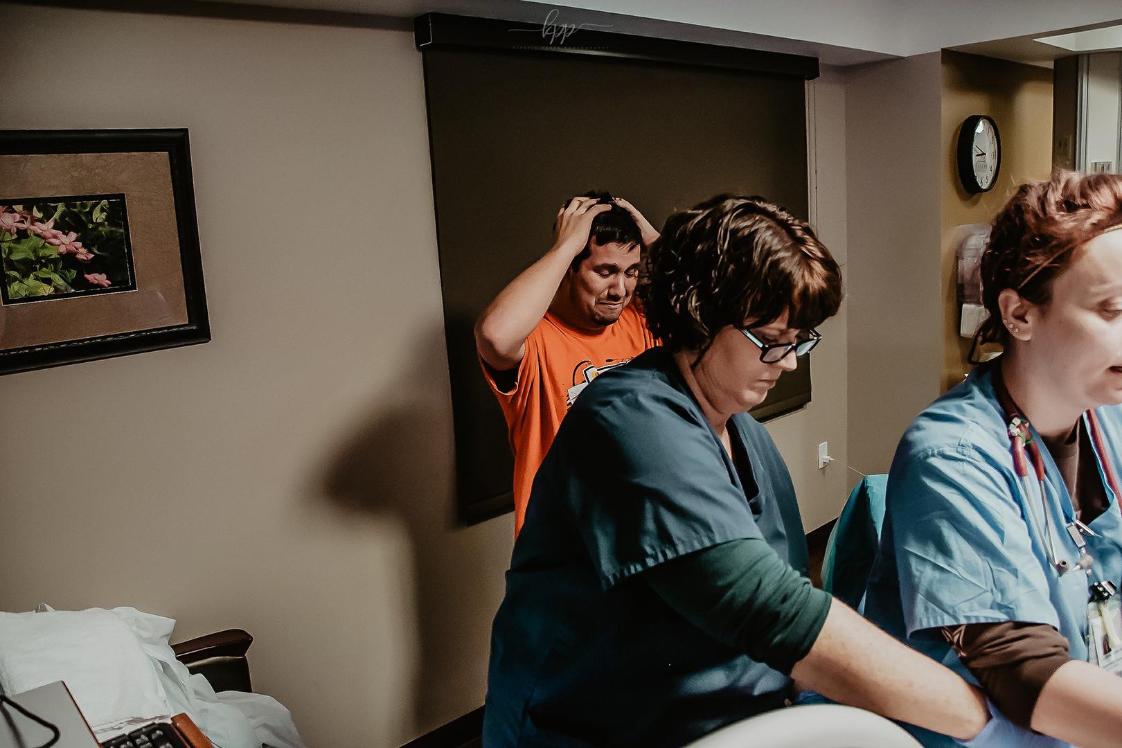 Ona je, naime, snimala jedan par u rađaoni, a fotografije oca koji plače raznježile su srca mnogih. 