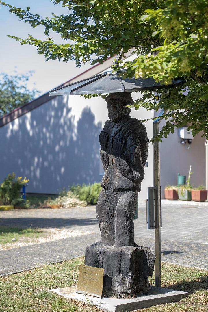 U međimurskom selu Dunjkovcu podigli su drveni kip nazvan Smoligar. 