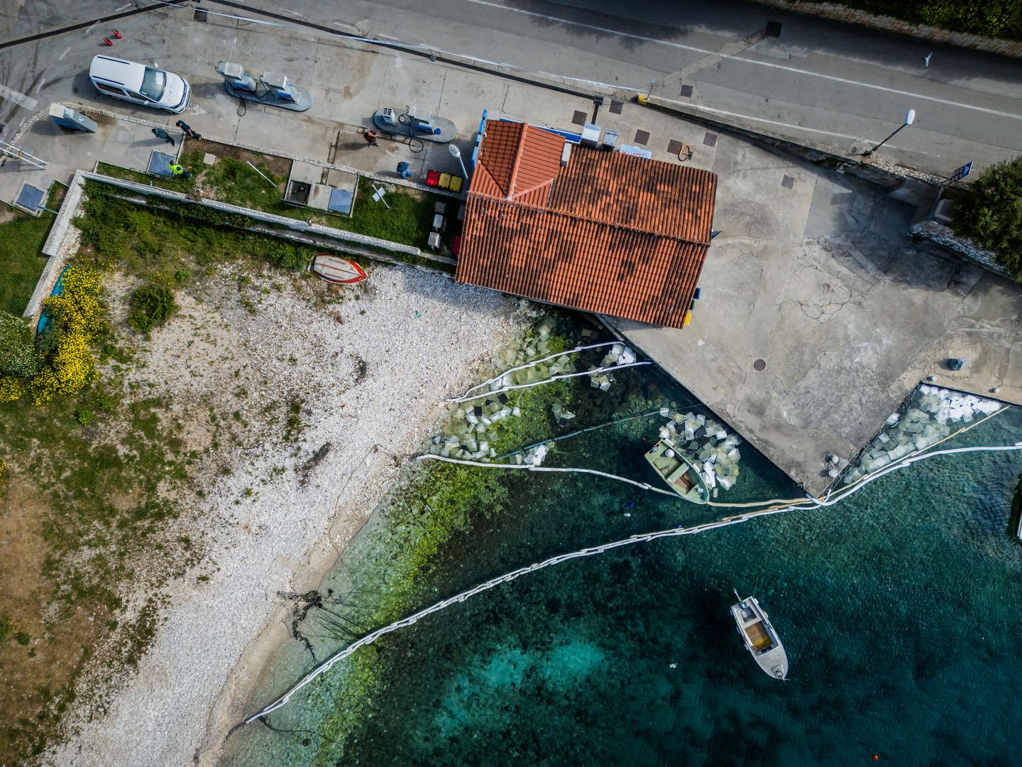 Specijalizirana tvrtka Cijan iz Splita postavila je upijajuće brane za naftu, a Grad Hvar izvijestio je da je do incidenta došlo zbog puknuća spremnika tijekom noći te kako privremena zaštitna brana nije spriječila širenje onečišćenja.