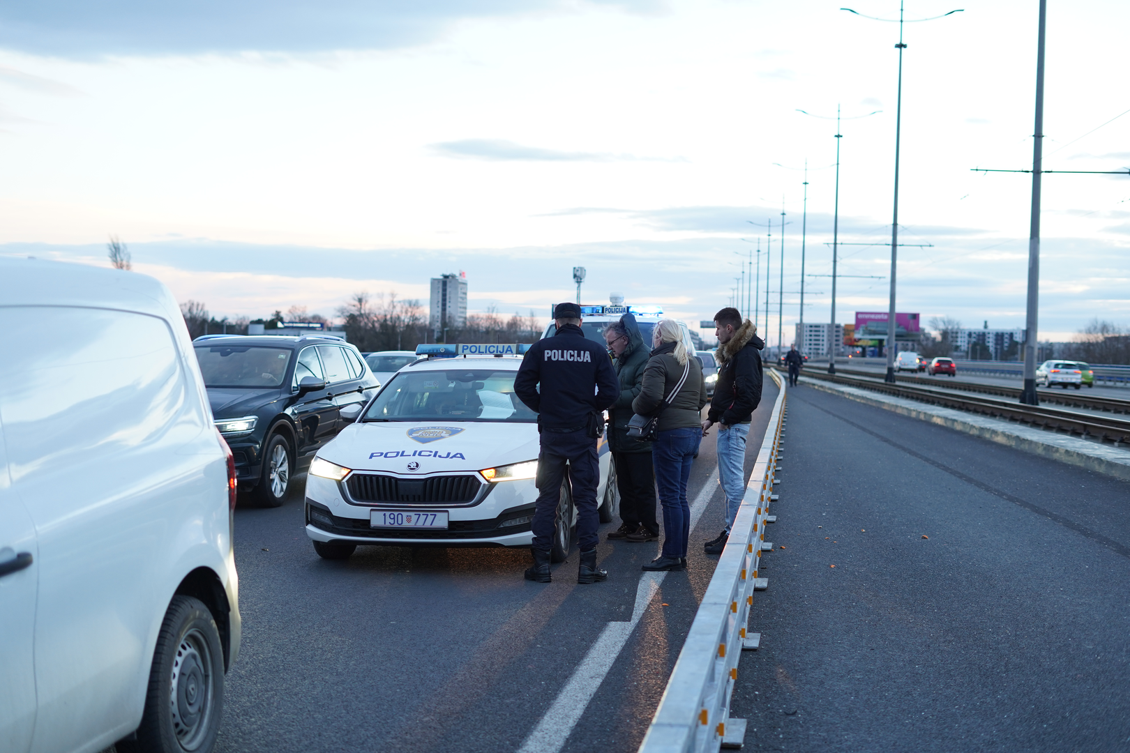 Na terenu je i policija, a nesreća je dodatno otežala i promet pa se ondje stvaraju velike gužve. 