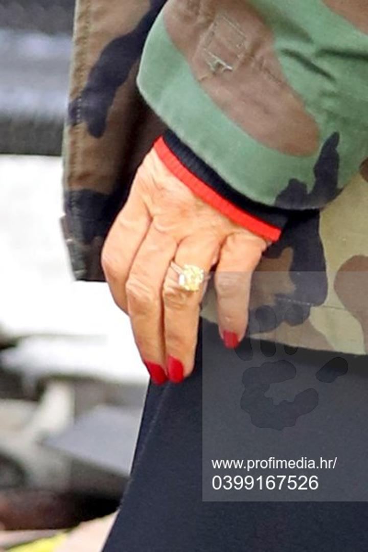  Victoria troši velike svote novaca na tretmane i kozmetiku kojima pokušava zaustaviti starenje, ali ni najskuplje kreme i tretmani nisu sakrili prve znake starenja na rukama 44-godišnje gospođe Beckham. 