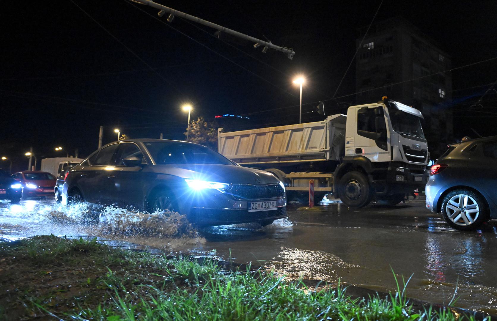 To je uzrokovalo plavljenje raskrižja i poremetilo svakodnevni promet u tom dijelu grada.